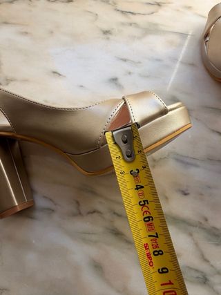Sandalias doradas plataforma tacón talla 36