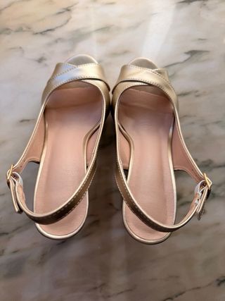 Sandalias doradas plataforma tacón talla 36