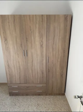 Armario de madera con cajones