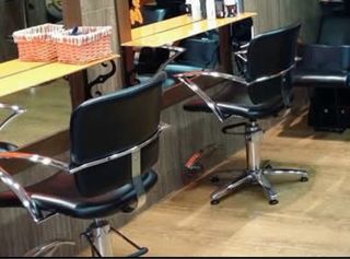 5 Sillas de Peluquería Negras y Plateadas