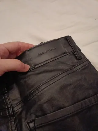 Pantalones efecto piel Stradivarius negros