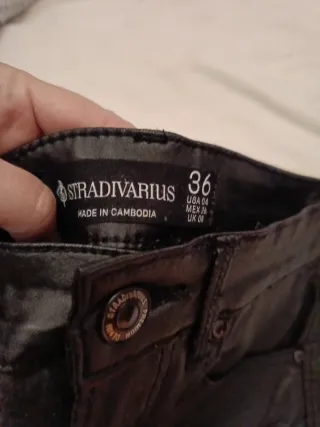 Pantalones efecto piel Stradivarius negros