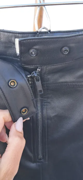 Falda negra efecto piel con cremallera