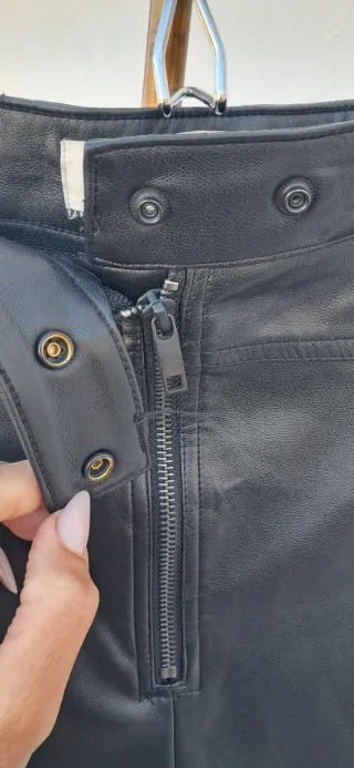 Falda negra efecto piel con cremallera