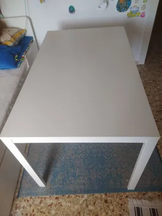 Mesa blanca de madera