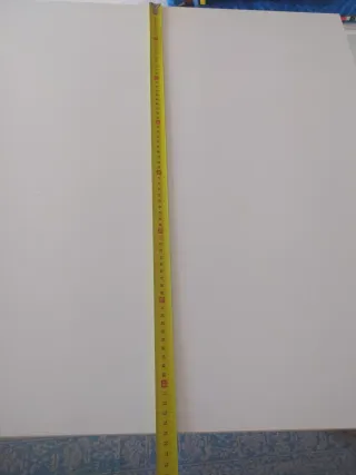 Mesa blanca de madera