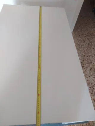 Mesa blanca de madera