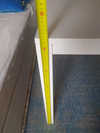 Mesa blanca de madera