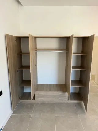 Armario de madera color beige