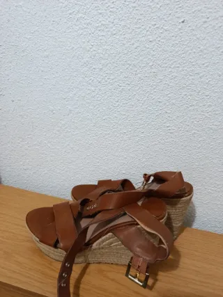 Sandalias de cuña marrones