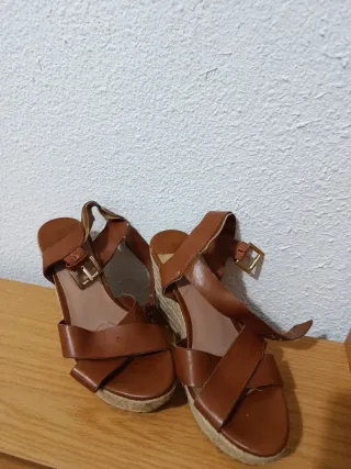 Sandalias de cuña marrones