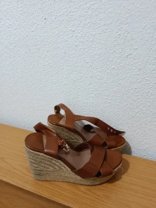 Sandalias de cuña marrones
