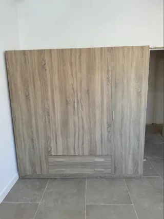 Armario de madera con cajones