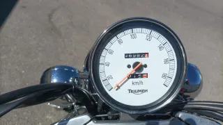 Triumph America Negra y Roja