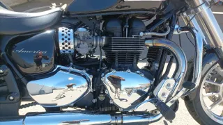 Triumph America Negra y Roja