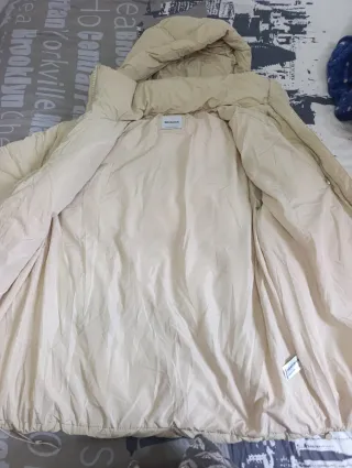 Abrigo beige con capucha