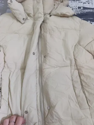 Abrigo beige con capucha