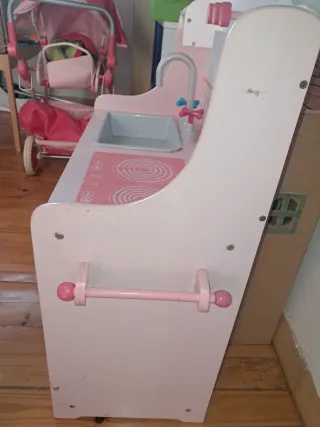 Cocinita de madera rosa