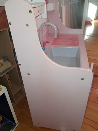 Cocinita de madera rosa