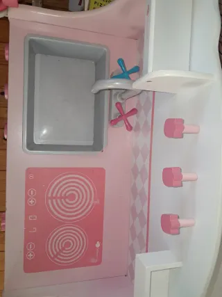 Cocinita de madera rosa