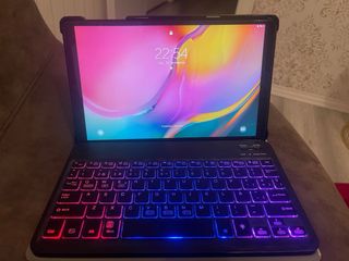 Samsung Galaxy Tab A 2019 con funda y teclado