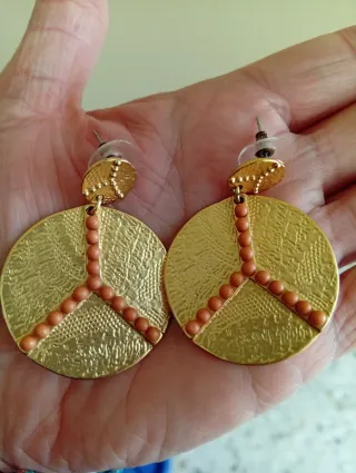 Pendientes dorados con cuentas marrones