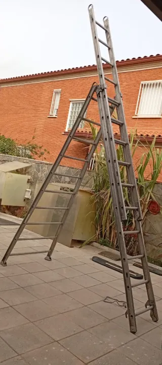 Escalera aluminio 3 tramos extendida