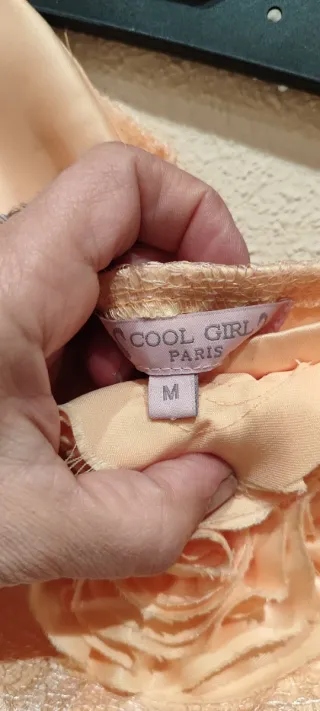 Vestido amarillo strapless con flores