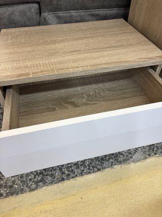 Mesita de noche blanca y madera