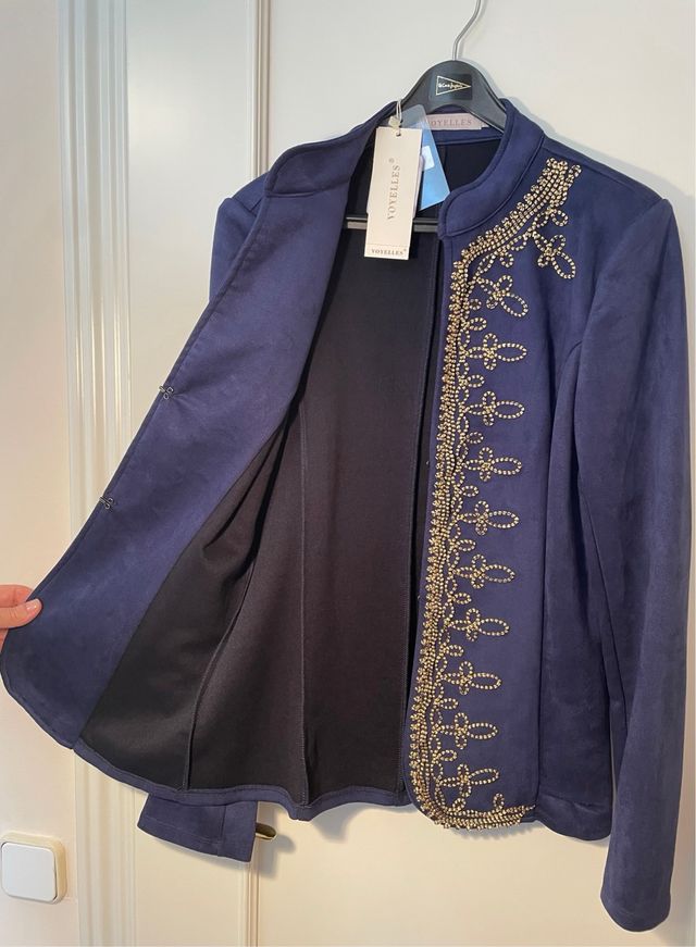 Chaqueta Voyelles azul con bordado dorado