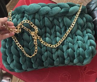 Borsa uncinetto verde con catena oro