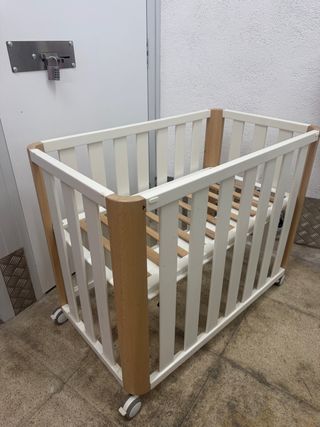 Mini cuna blanca y madera con ruedas