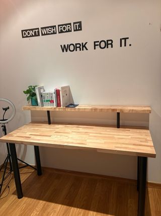 Mesa de madera maciza con patas negras