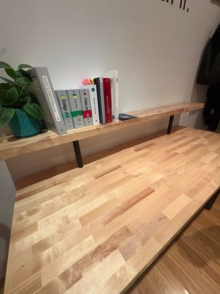 Mesa de madera maciza con patas negras