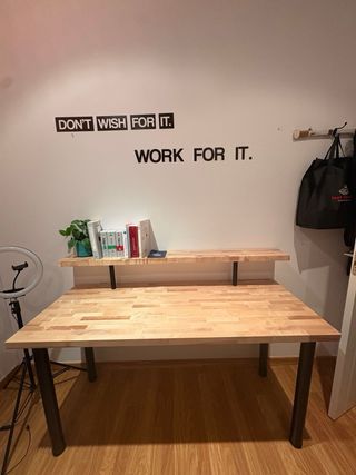 Mesa de madera maciza con patas negras