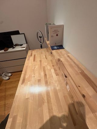 Mesa de madera maciza con patas negras