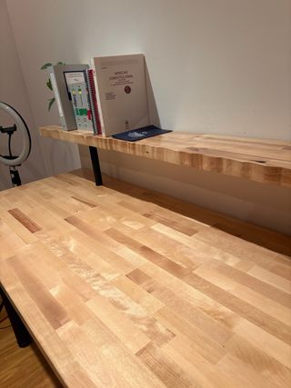 Mesa de madera maciza con patas negras