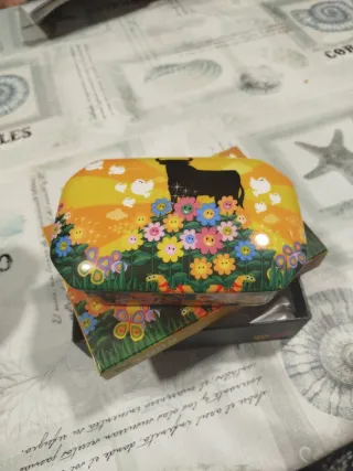 Caja decorativa con toro y flores
