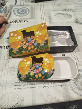 Caja decorativa con toro y flores
