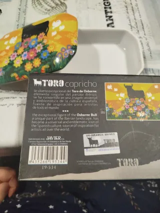 Caja decorativa con toro y flores
