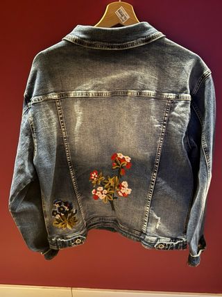 Cazadora vaquera con bordados