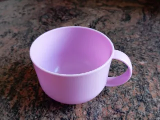 Taza rosa de plástico