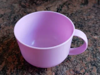 Taza rosa de plástico