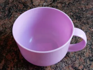 Taza rosa de plástico