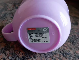 Taza rosa de plástico