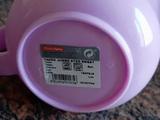 Taza rosa de plástico