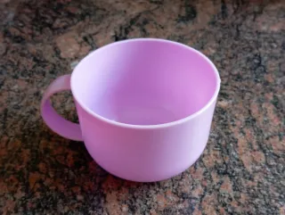 Taza rosa de plástico