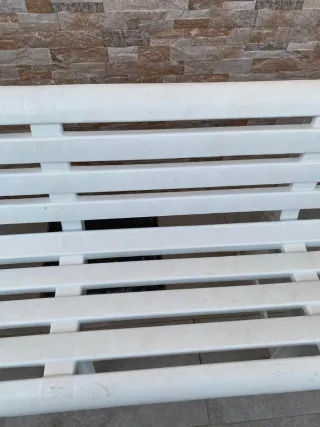 Banco exterior azul y blanco