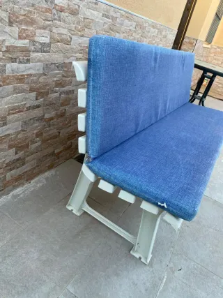 Banco exterior azul y blanco