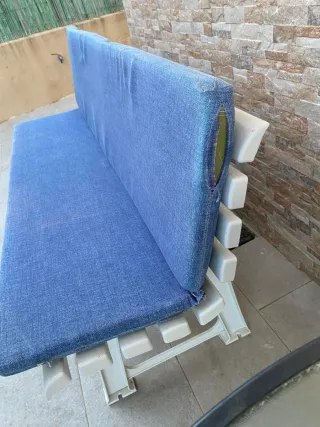 Banco exterior azul y blanco